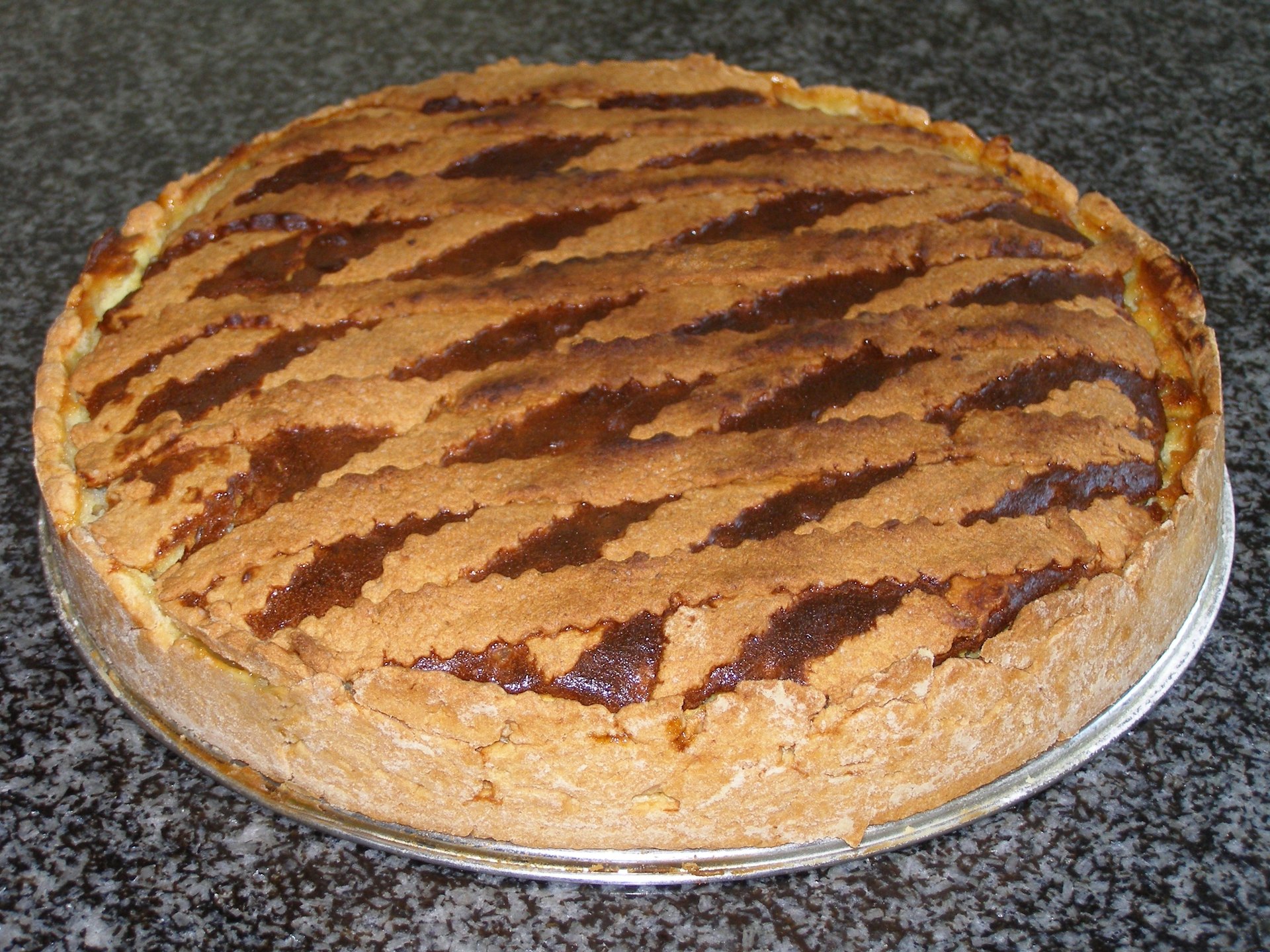 Whole Neapolitan pastiera with its characteristic pastry lattice